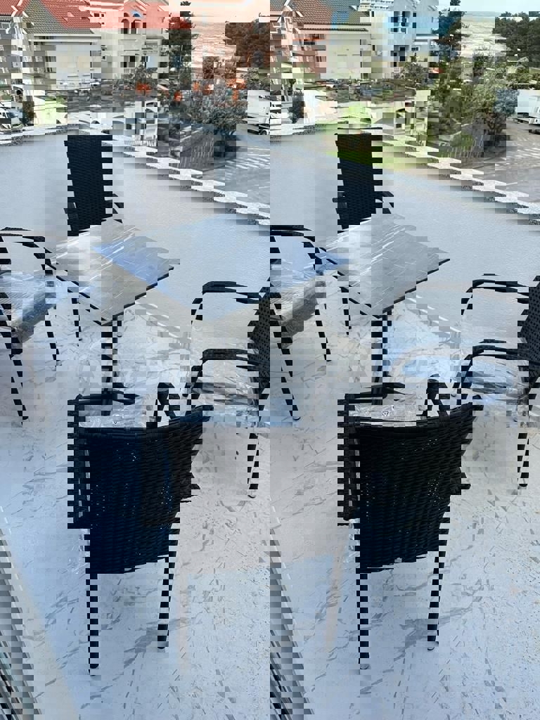 Appartamento in bella posizione con due posti auto e cantina.