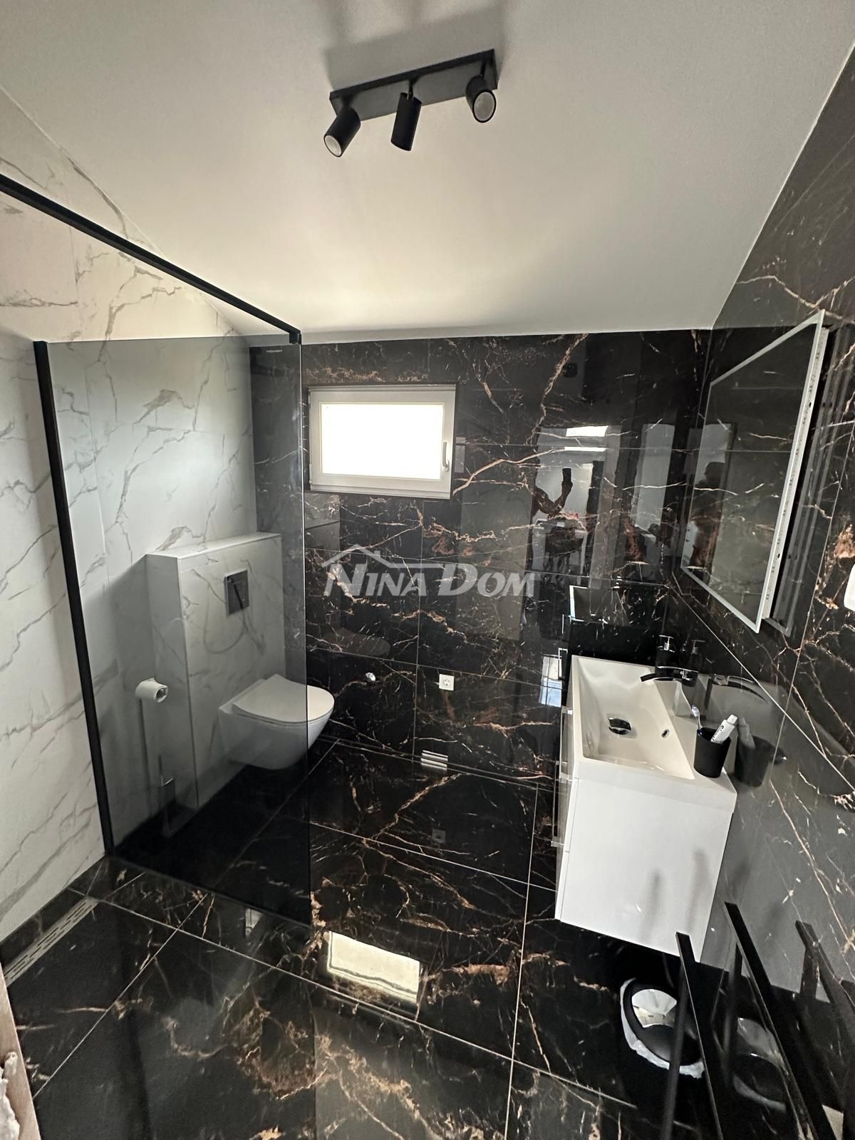 Appartamento in bella posizione con due posti auto e cantina.