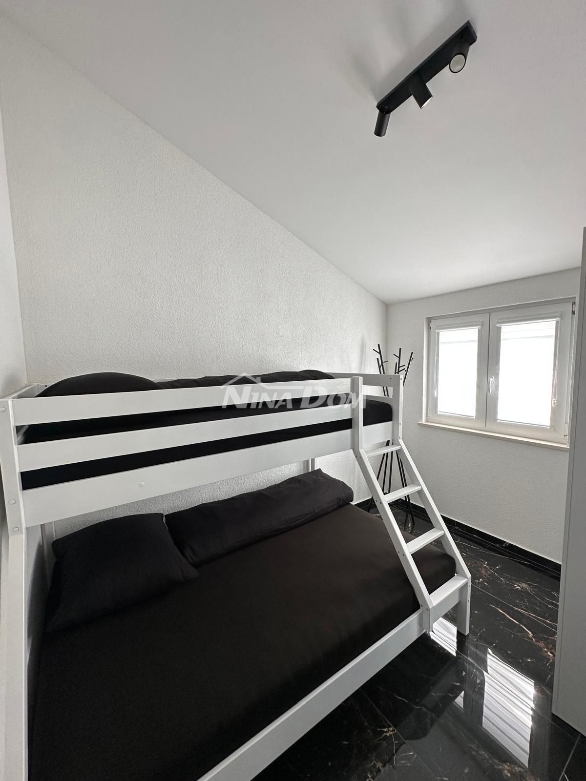 Appartamento in bella posizione con due posti auto e cantina.