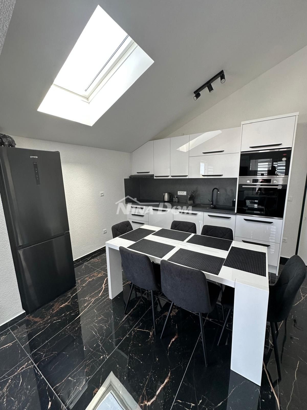 Appartamento in bella posizione con due posti auto e cantina.