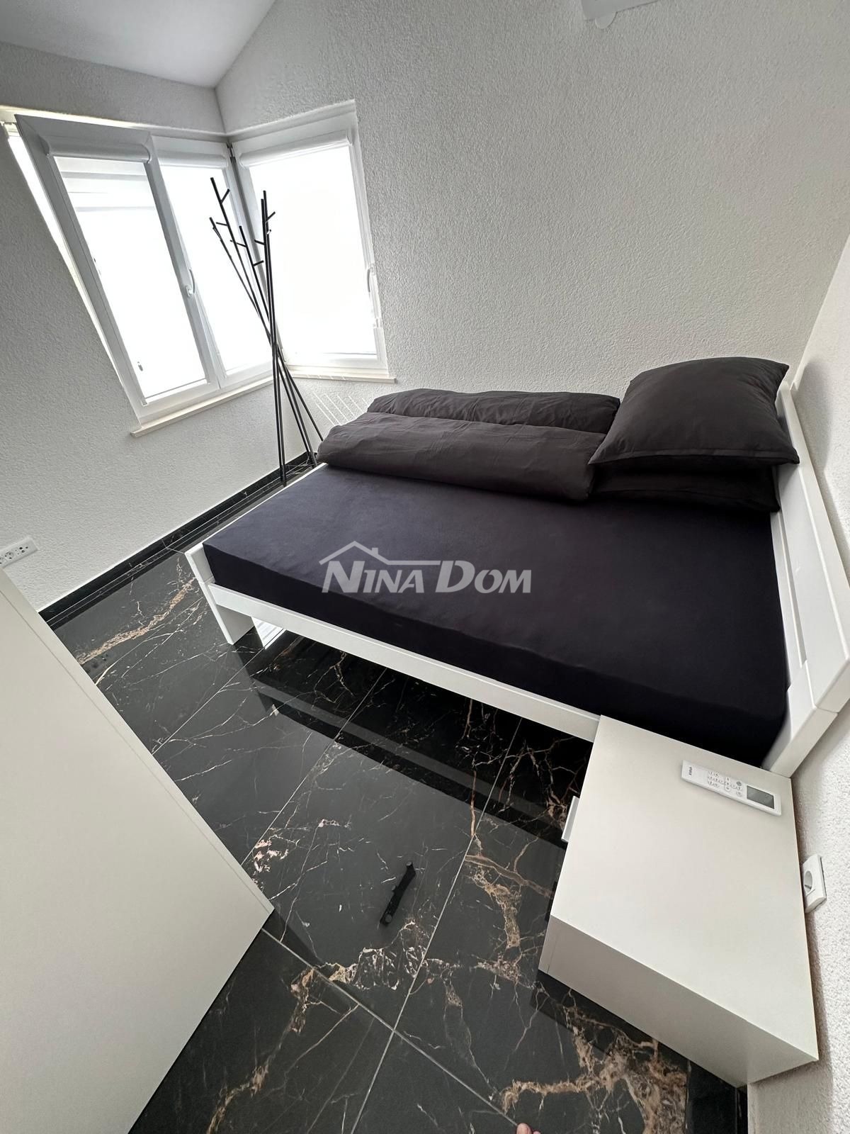 Appartamento in bella posizione con due posti auto e cantina.