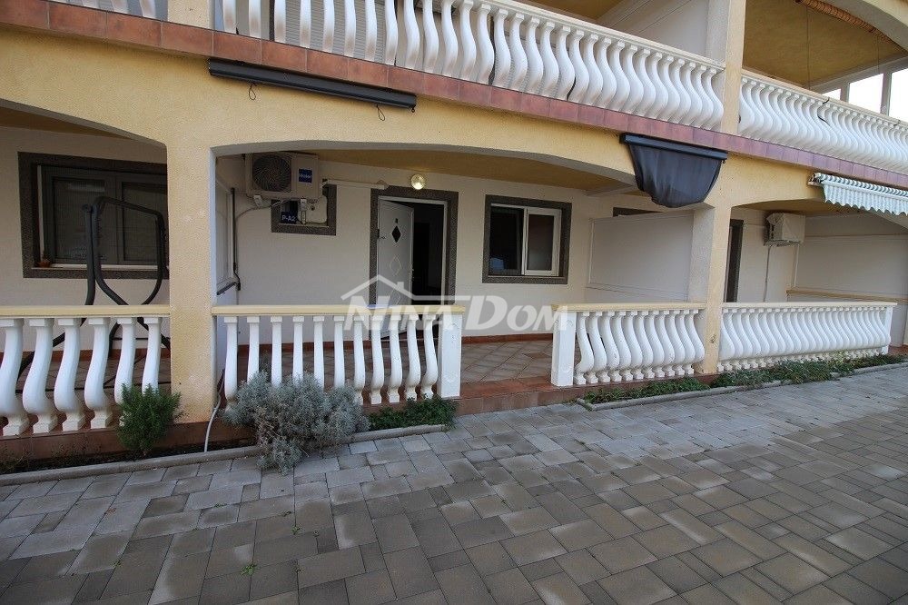 Appartamento al piano terra con due camere da letto a 80 metri dalla spiaggia