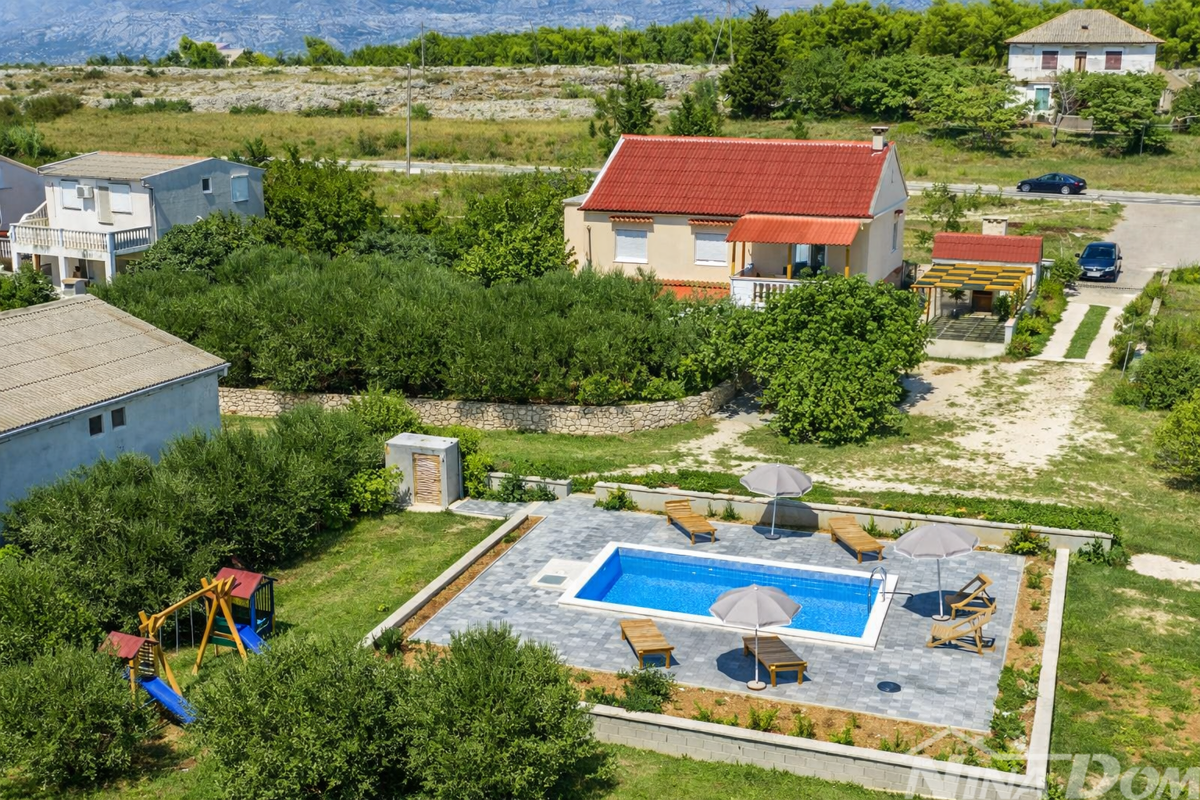 Dalmazia – Proprietà d’investimento a 100 m dal mare–Possibilità di campeggio / turismo