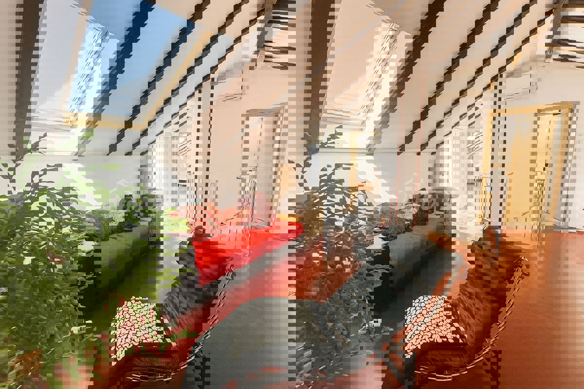 VIŠNJIK – Ampio Appartamento Duplex di 140 m² con Vista Città