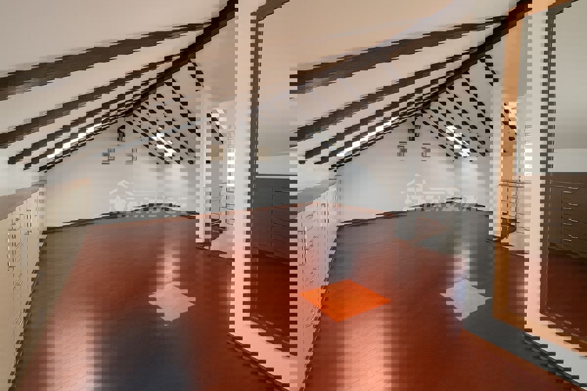 VIŠNJIK – Ampio Appartamento Duplex di 140 m² con Vista Città