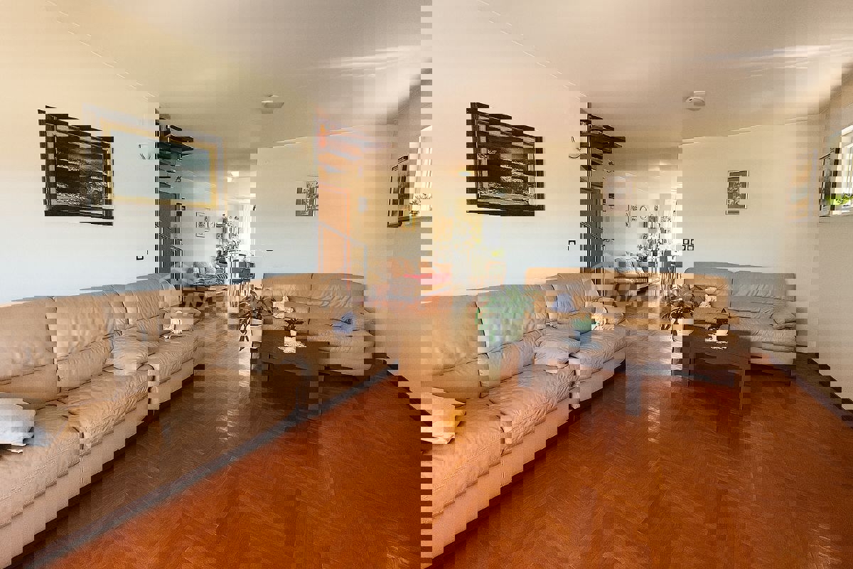 VIŠNJIK – Ampio Appartamento Duplex di 140 m² con Vista Città