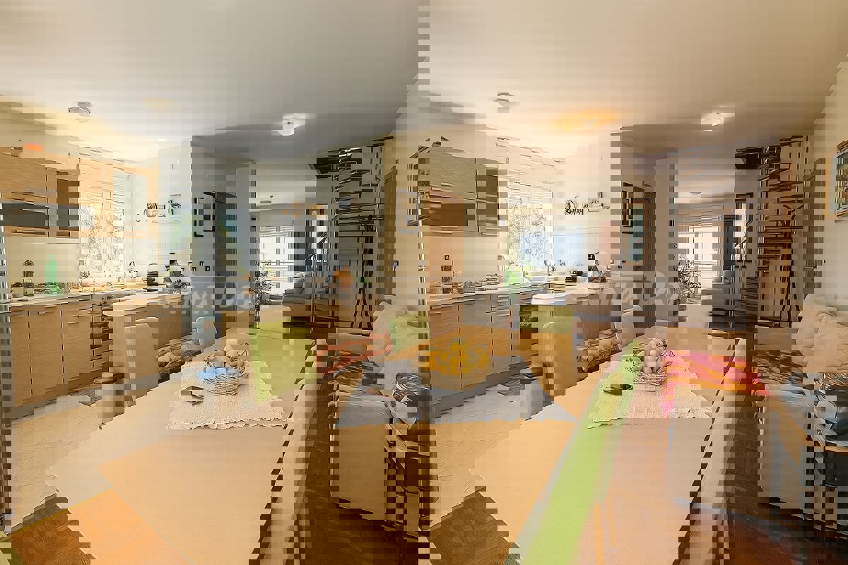 VIŠNJIK – Ampio Appartamento Duplex di 140 m² con Vista Città