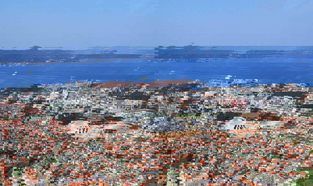 VIŠNJIK – Ampio Appartamento Duplex di 140 m² con Vista Città