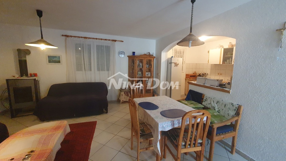 Proprietà familiare con un bel cortile e garage