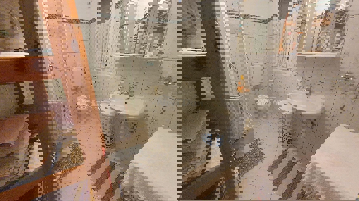 Proprietà familiare con un bel cortile e garage