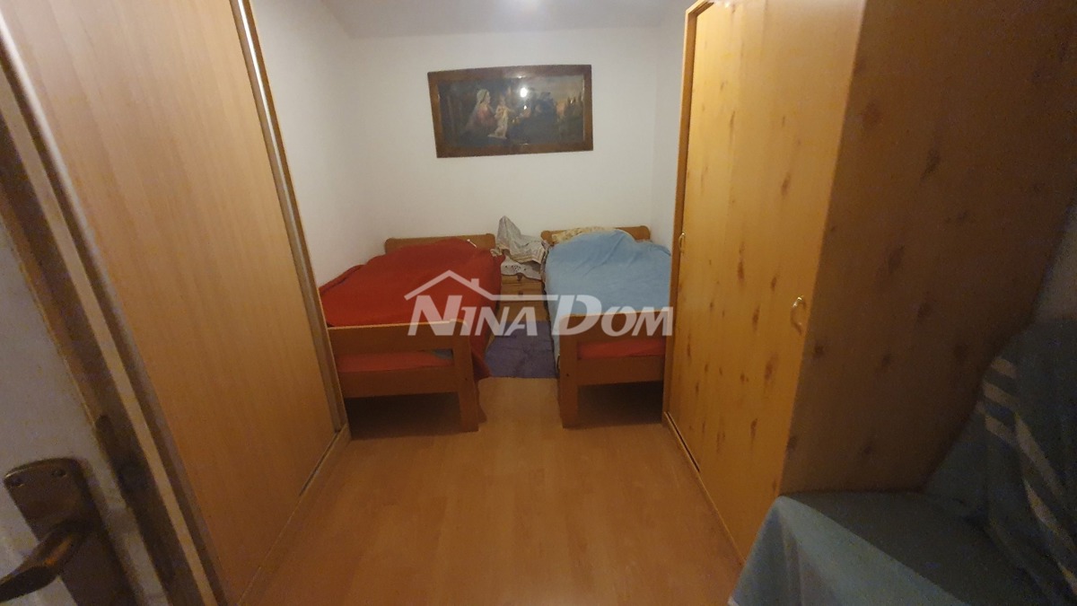 Proprietà familiare con un bel cortile e garage