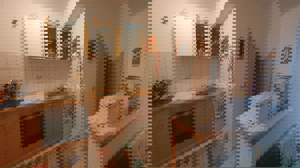 Proprietà familiare con un bel cortile e garage