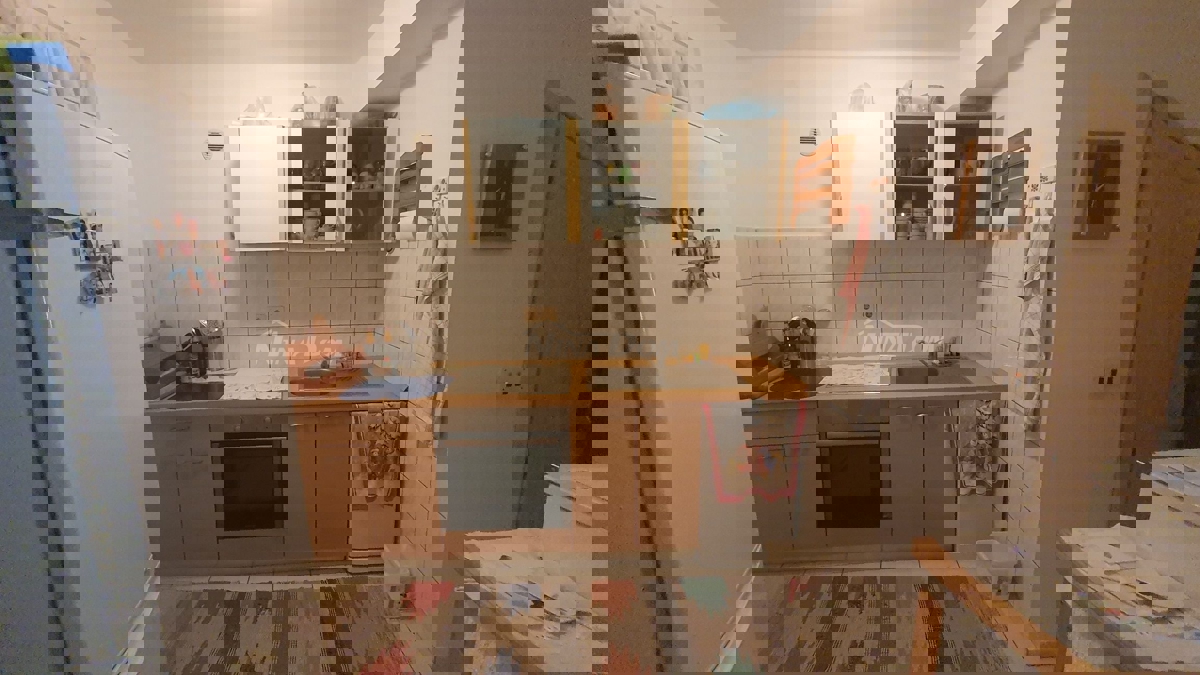 Proprietà familiare con un bel cortile e garage