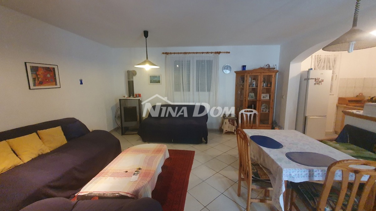 Proprietà familiare con un bel cortile e garage