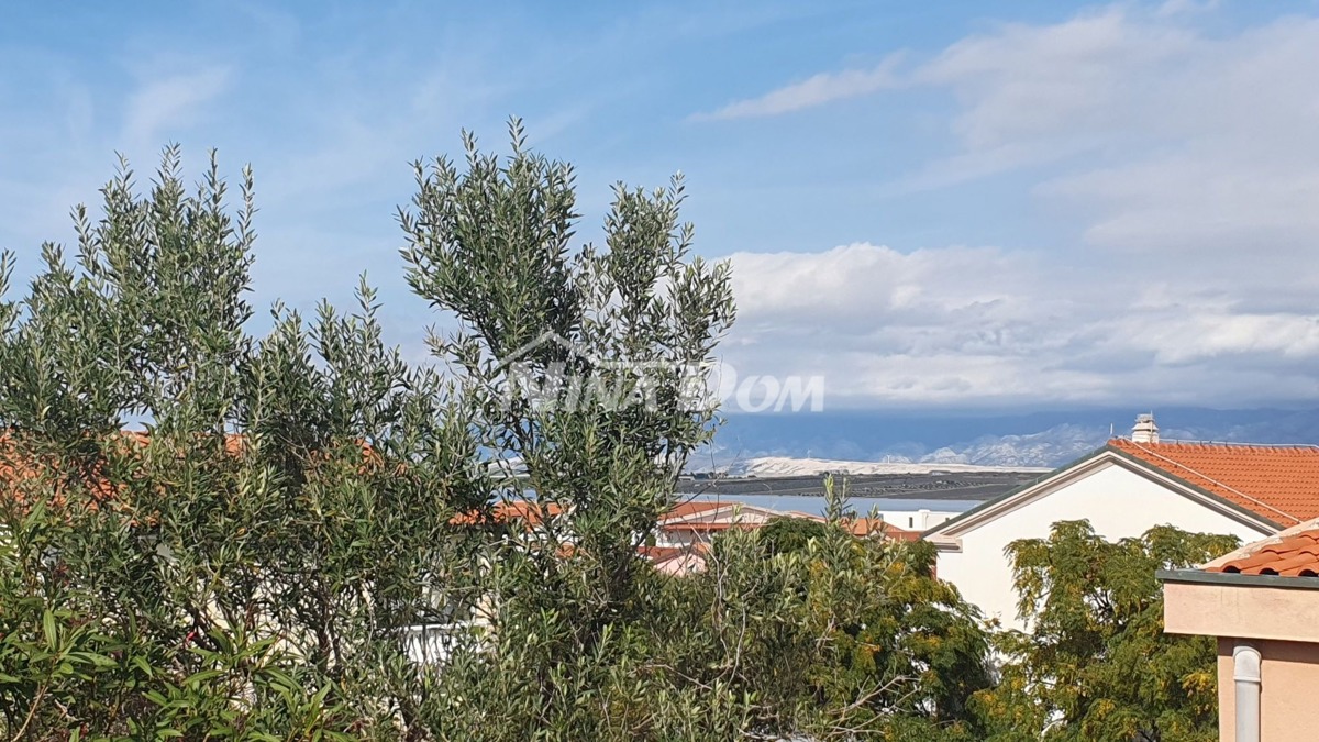 Proprietà familiare con un bel cortile e garage