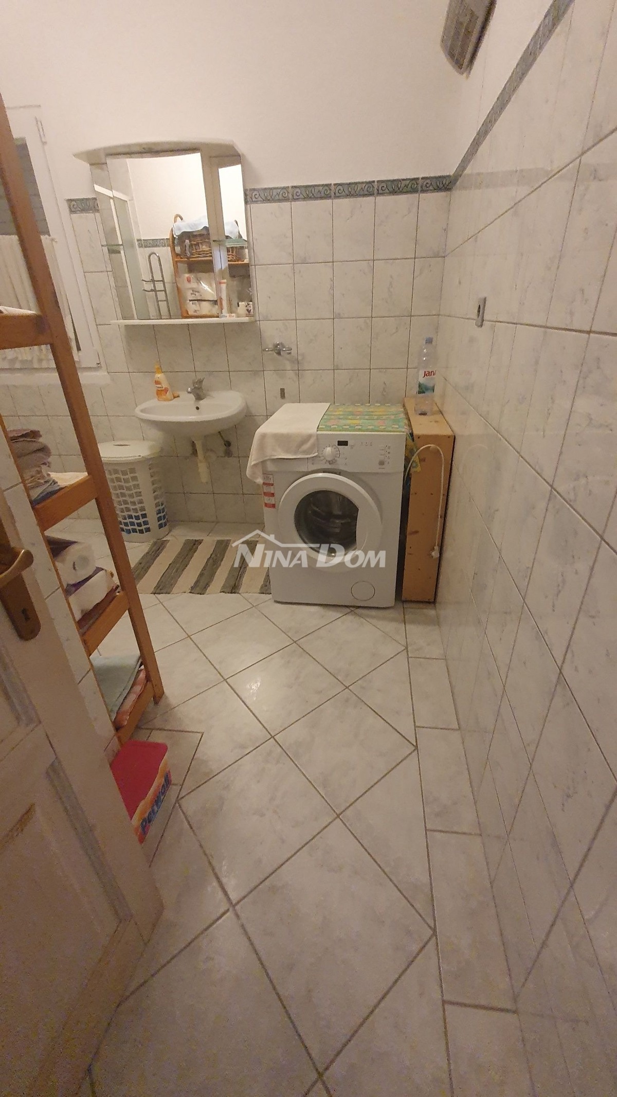 Proprietà familiare con un bel cortile e garage