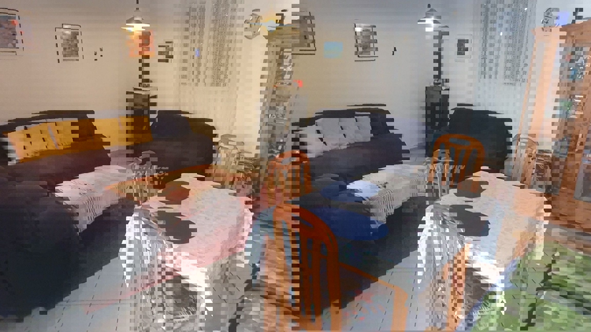 Proprietà familiare con un bel cortile e garage