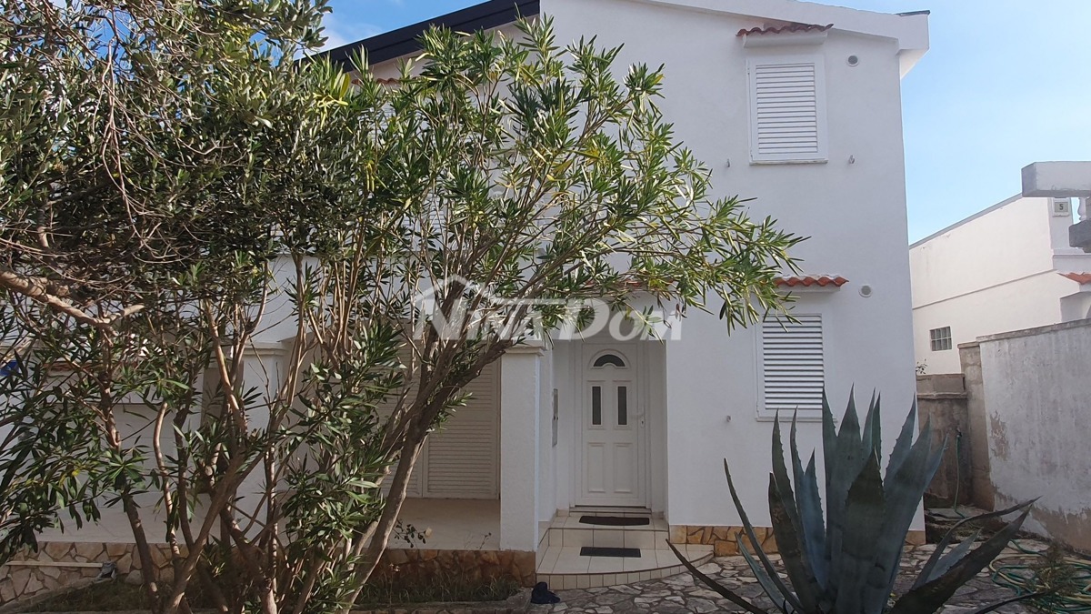 Proprietà familiare con un bel cortile e garage