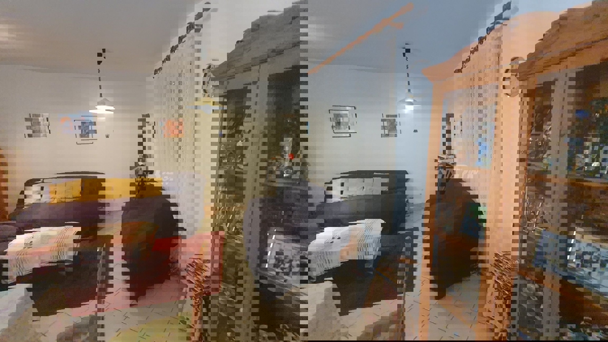 Proprietà familiare con un bel cortile e garage