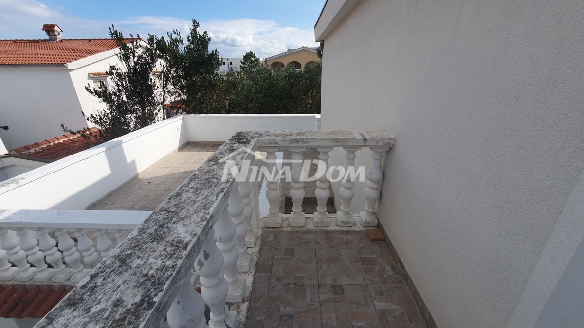 Proprietà familiare con un bel cortile e garage