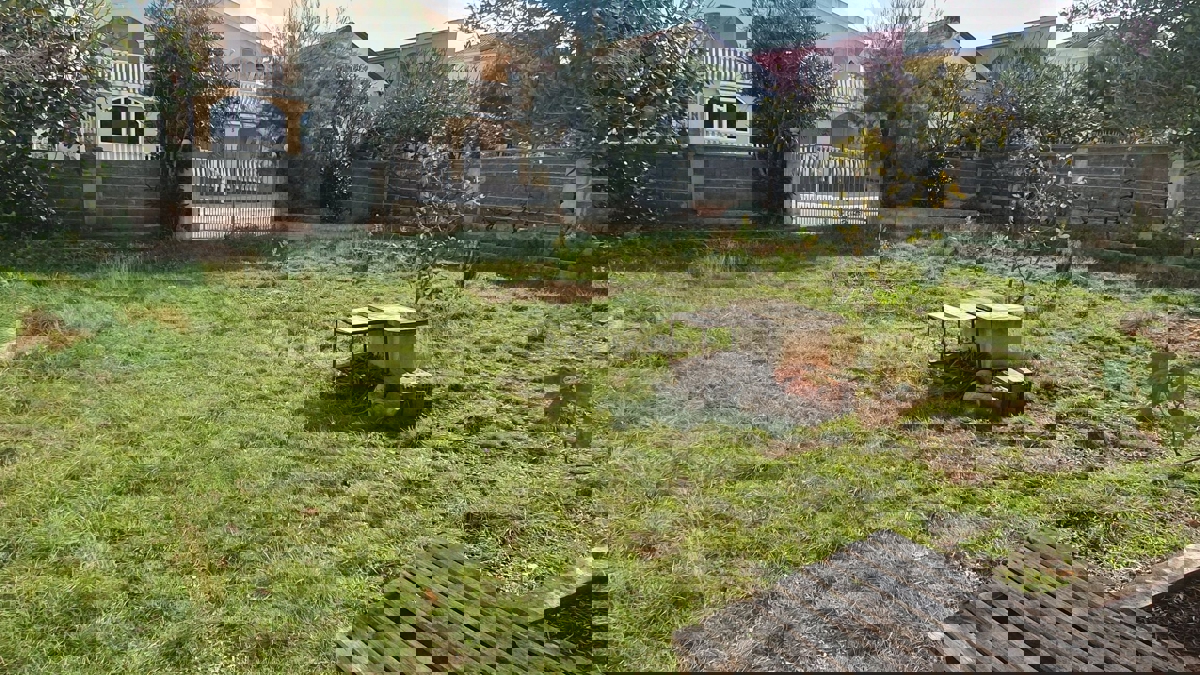 Proprietà familiare con un bel cortile e garage