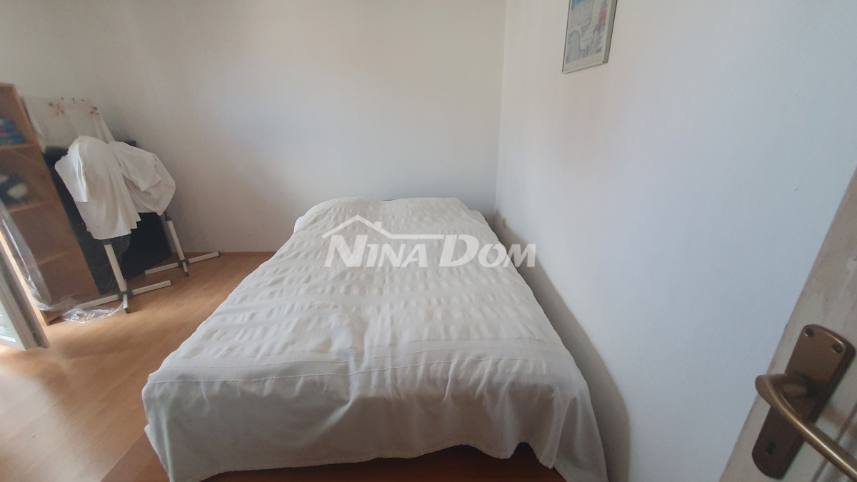 Proprietà familiare con un bel cortile e garage