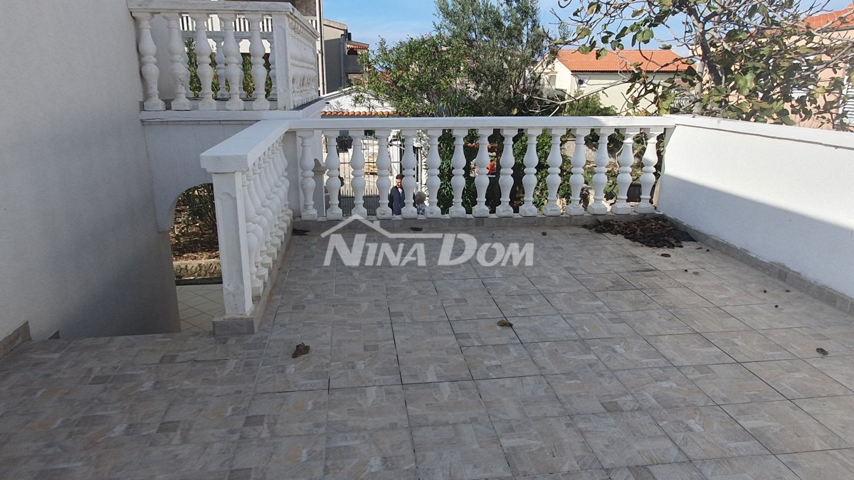 Proprietà familiare con un bel cortile e garage