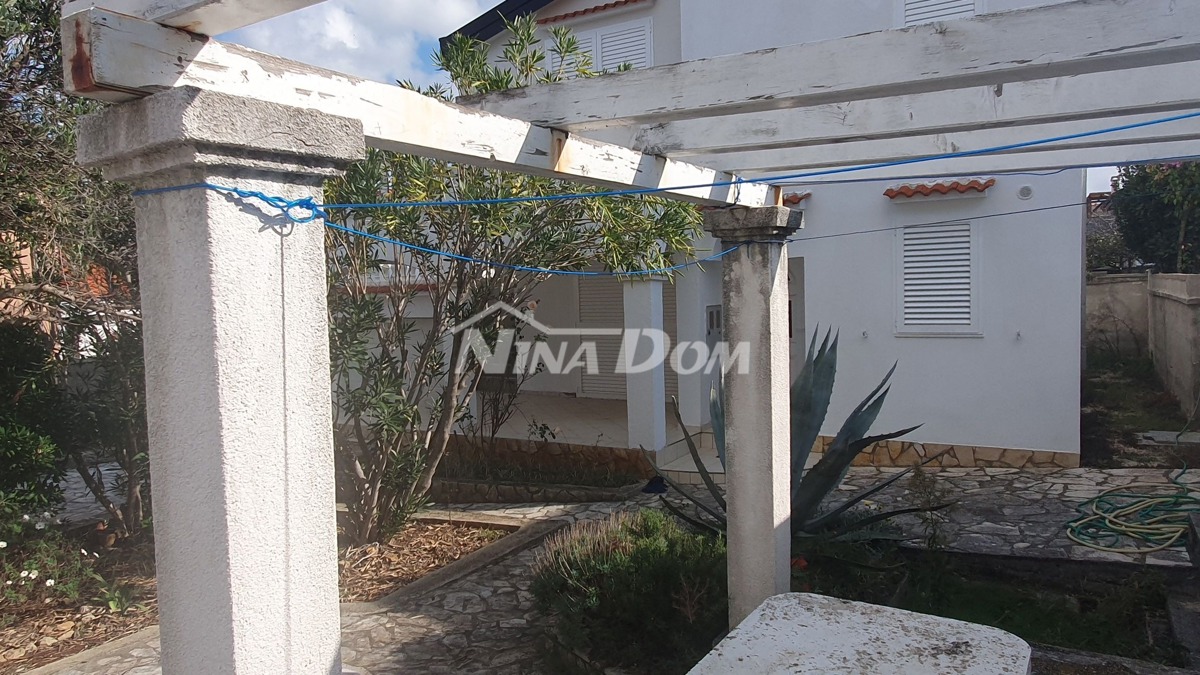 Proprietà familiare con un bel cortile e garage