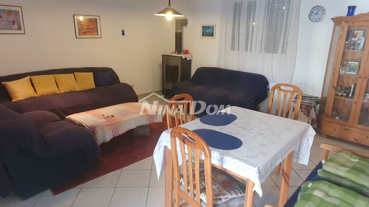 Proprietà familiare con un bel cortile e garage