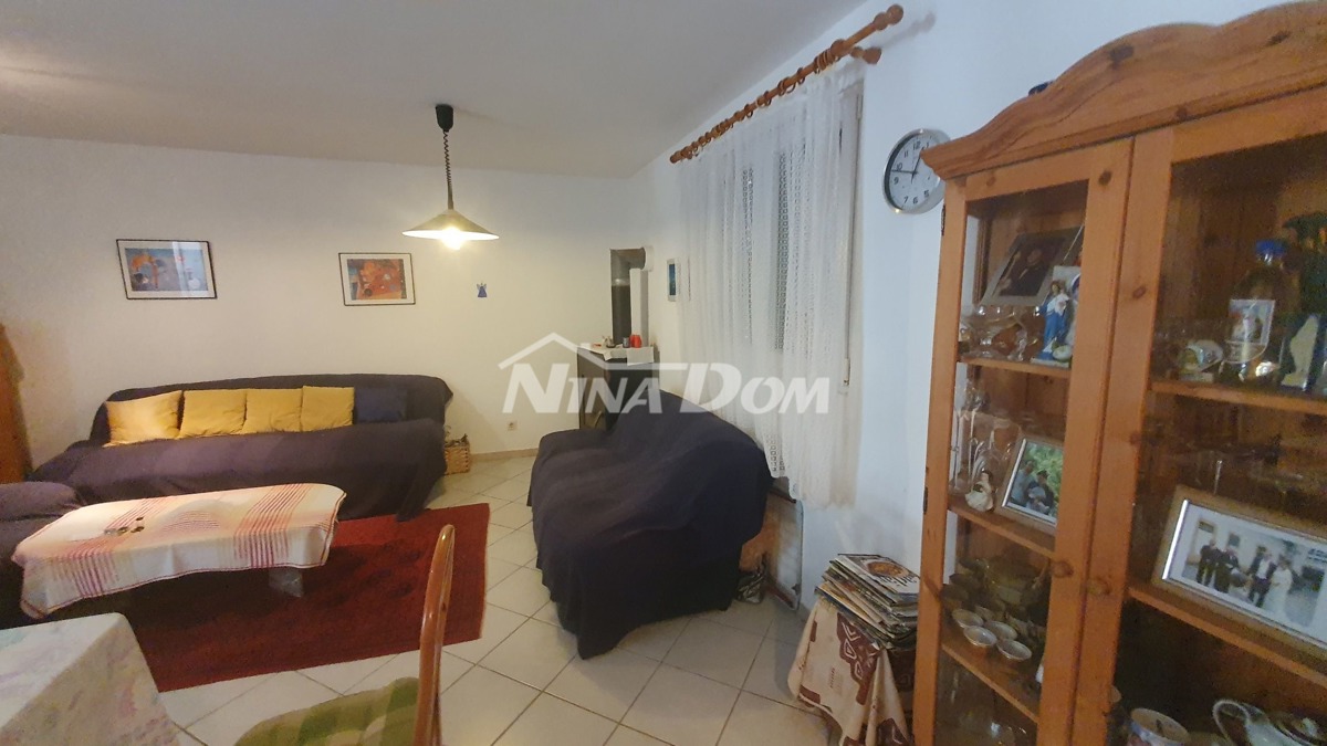 Proprietà familiare con un bel cortile e garage