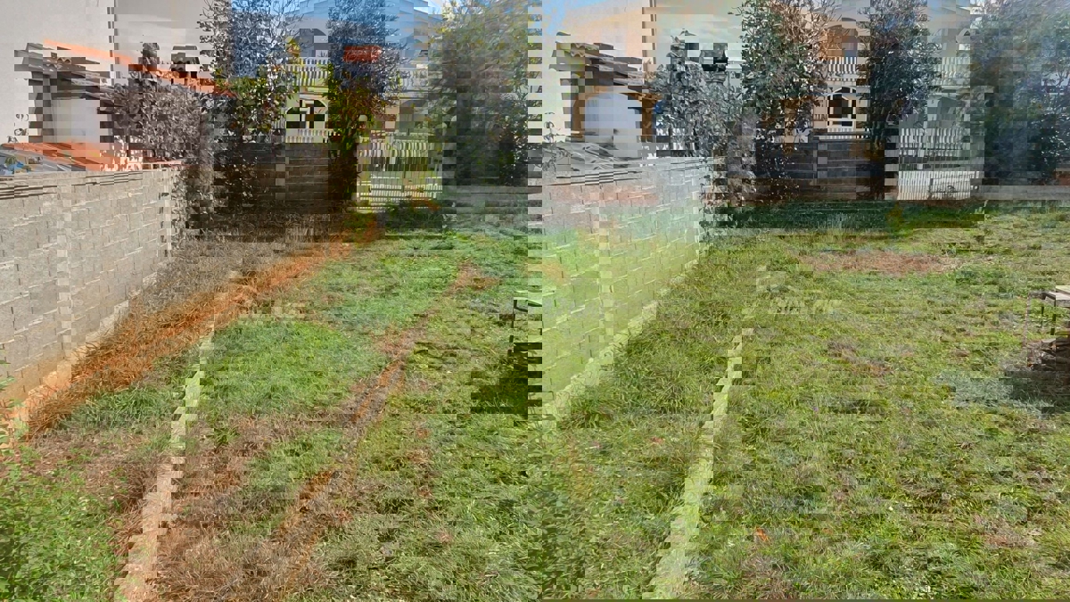 Proprietà familiare con un bel cortile e garage