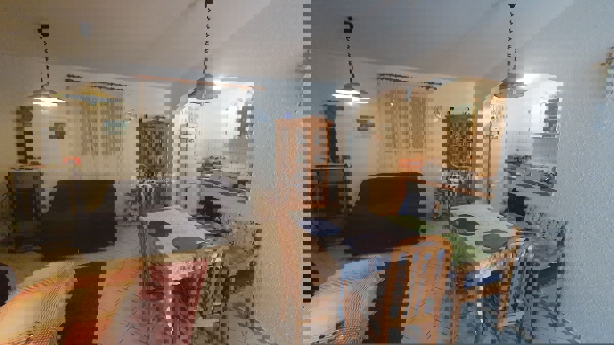 Proprietà familiare con un bel cortile e garage