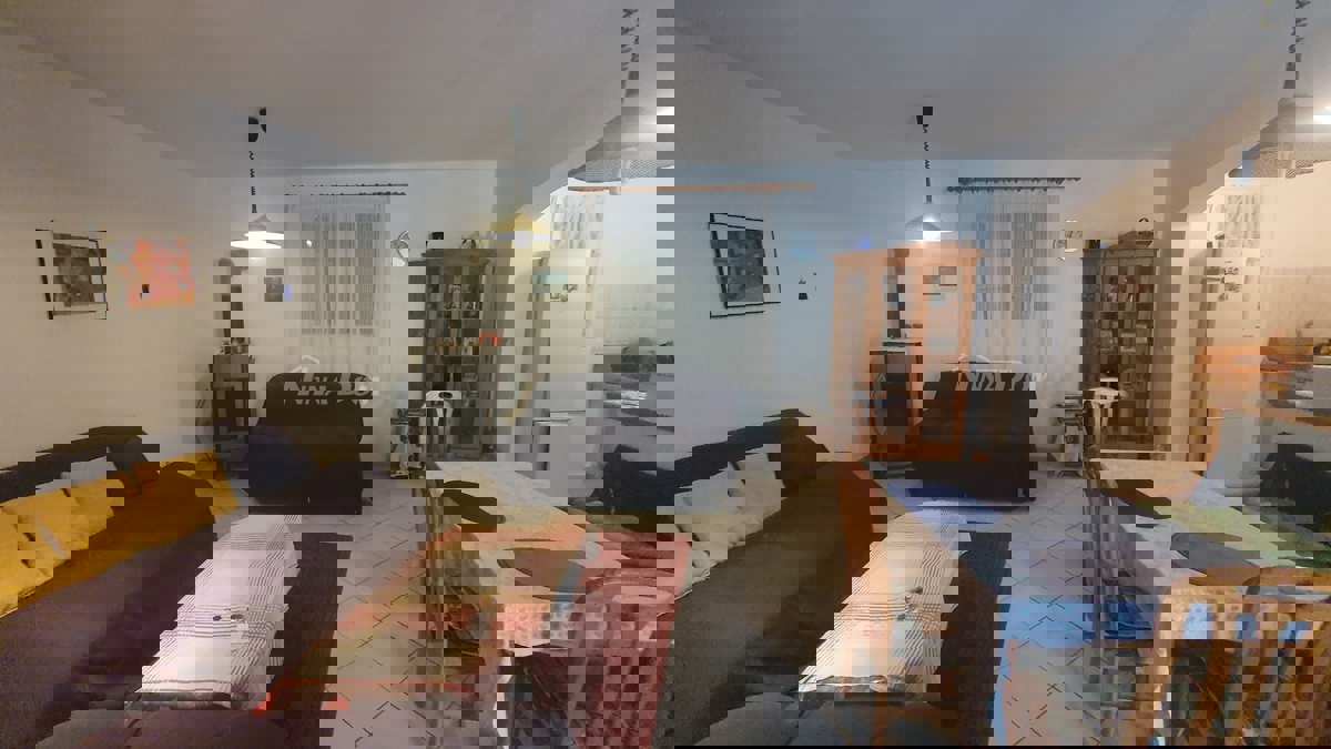 Proprietà familiare con un bel cortile e garage