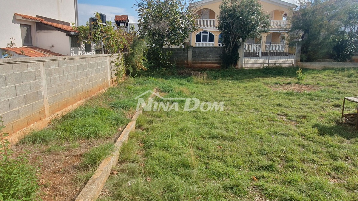 Proprietà familiare con un bel cortile e garage