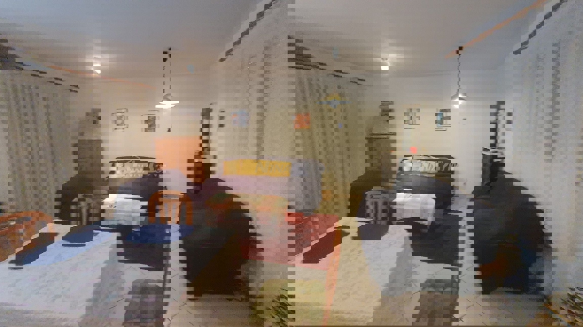 Proprietà familiare con un bel cortile e garage