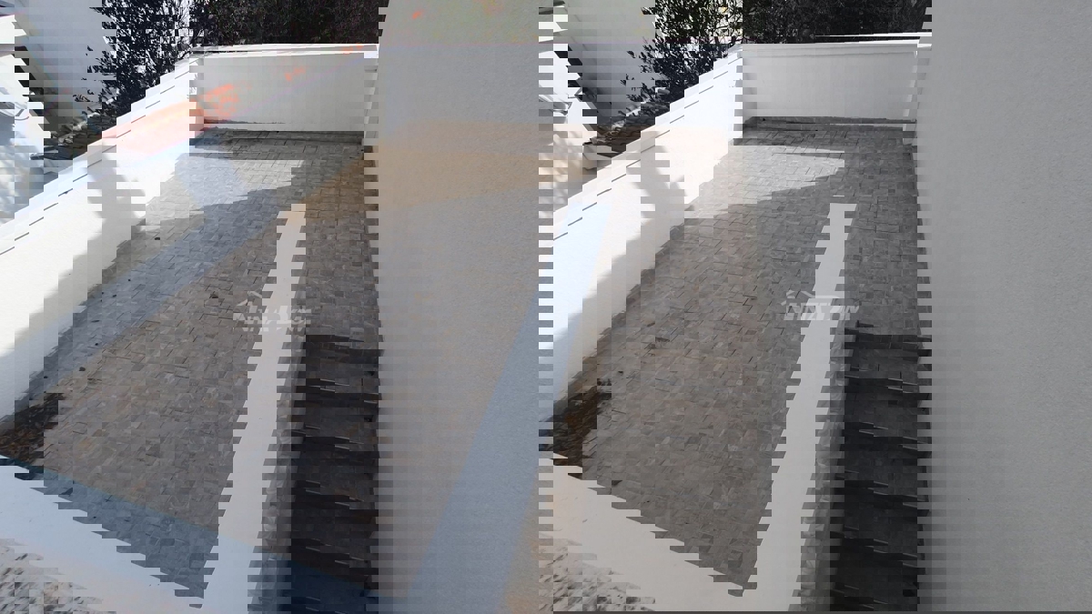 Proprietà familiare con un bel cortile e garage