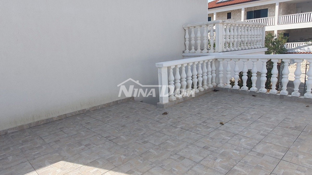 Proprietà familiare con un bel cortile e garage