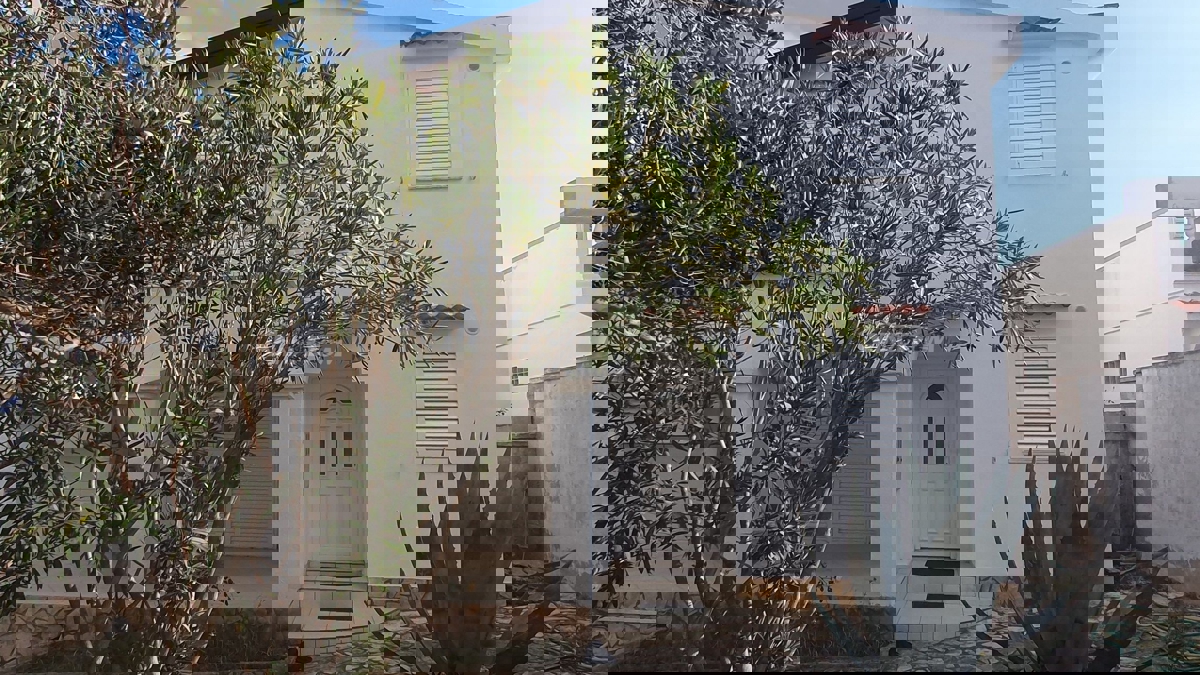 Proprietà familiare con un bel cortile e garage