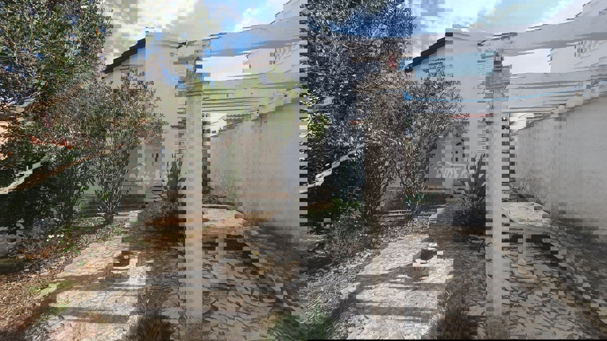 Proprietà familiare con un bel cortile e garage