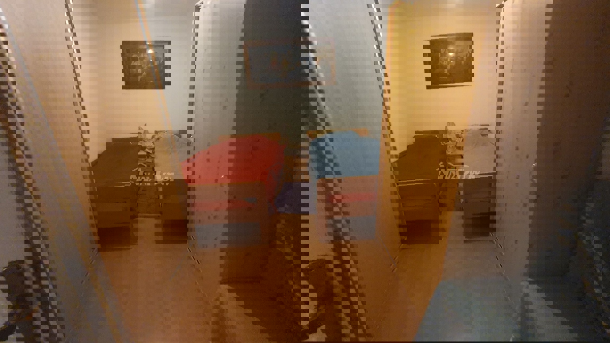 Proprietà familiare con un bel cortile e garage