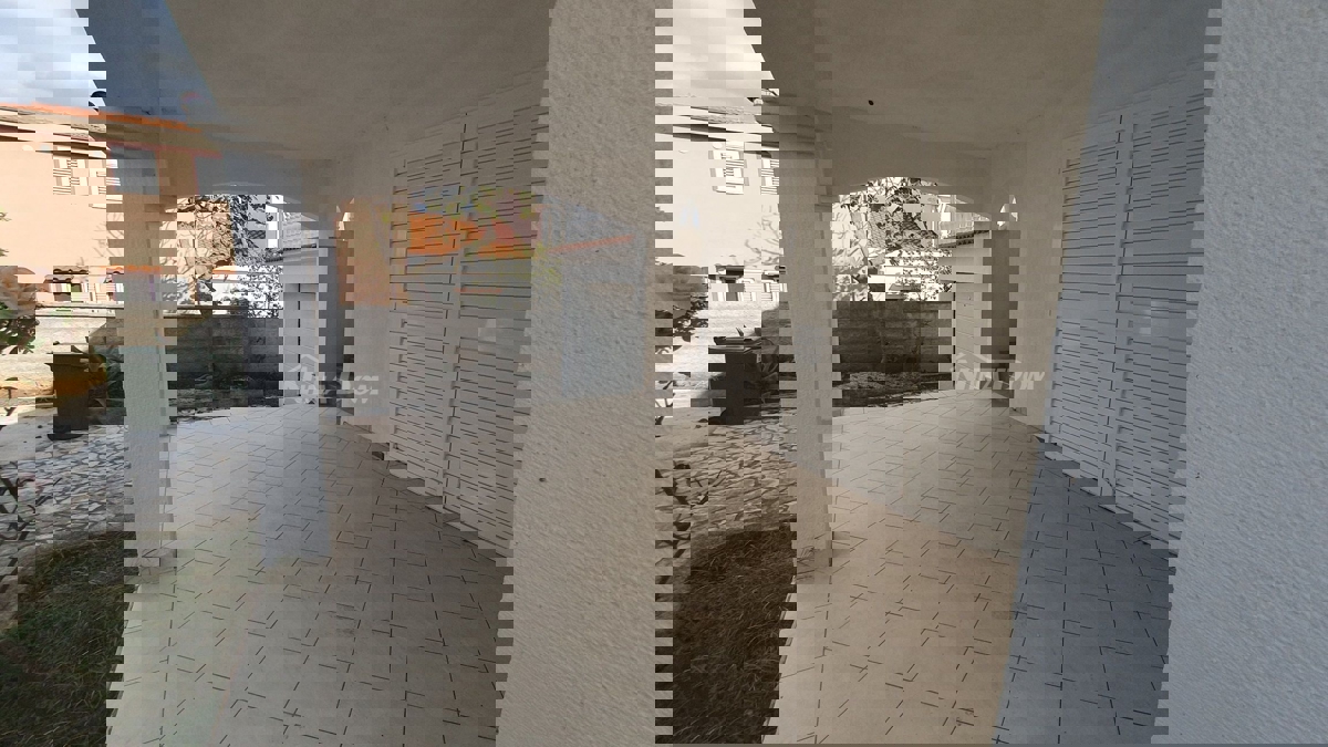 Proprietà familiare con un bel cortile e garage