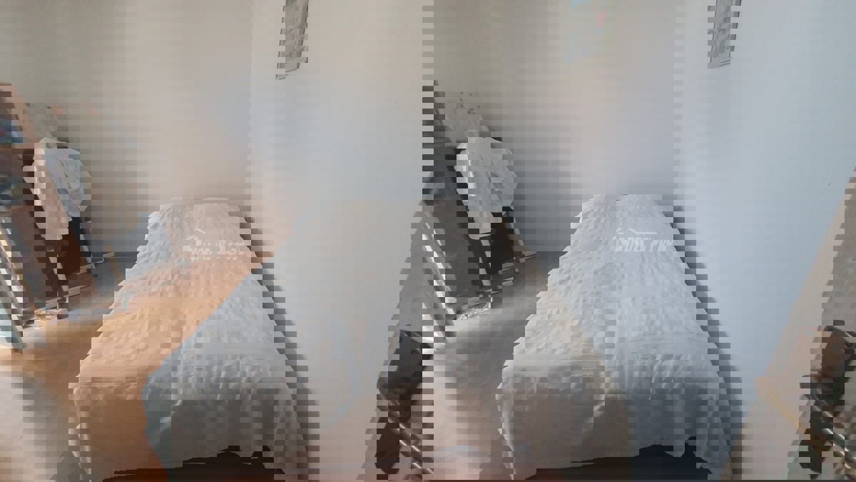 Proprietà familiare con un bel cortile e garage