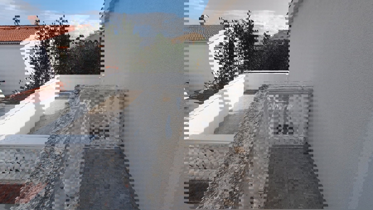 Proprietà familiare con un bel cortile e garage