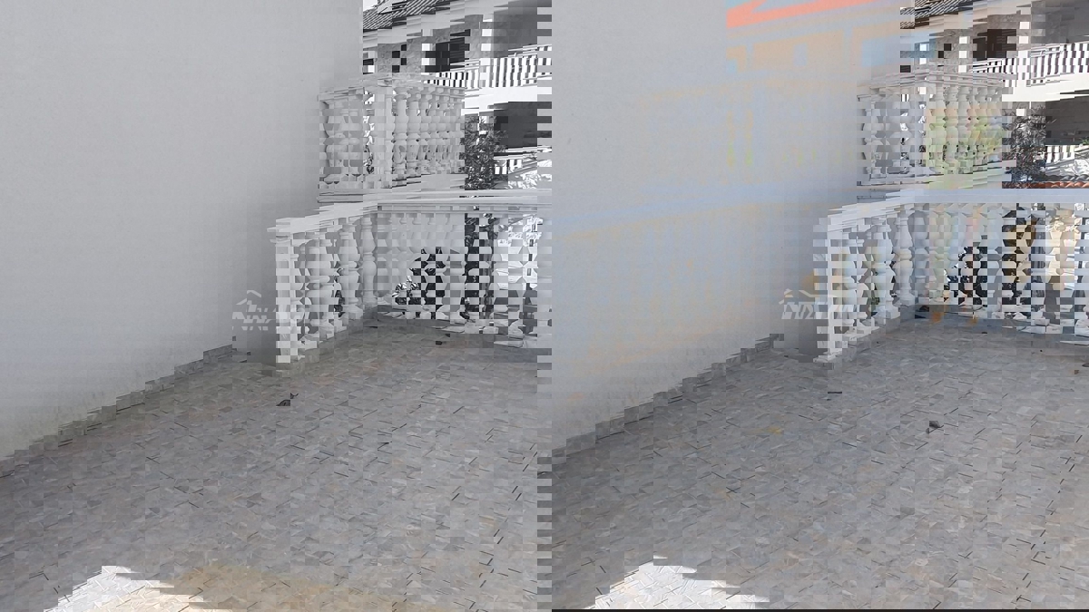 Proprietà familiare con un bel cortile e garage