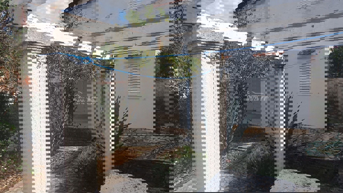 Proprietà familiare con un bel cortile e garage