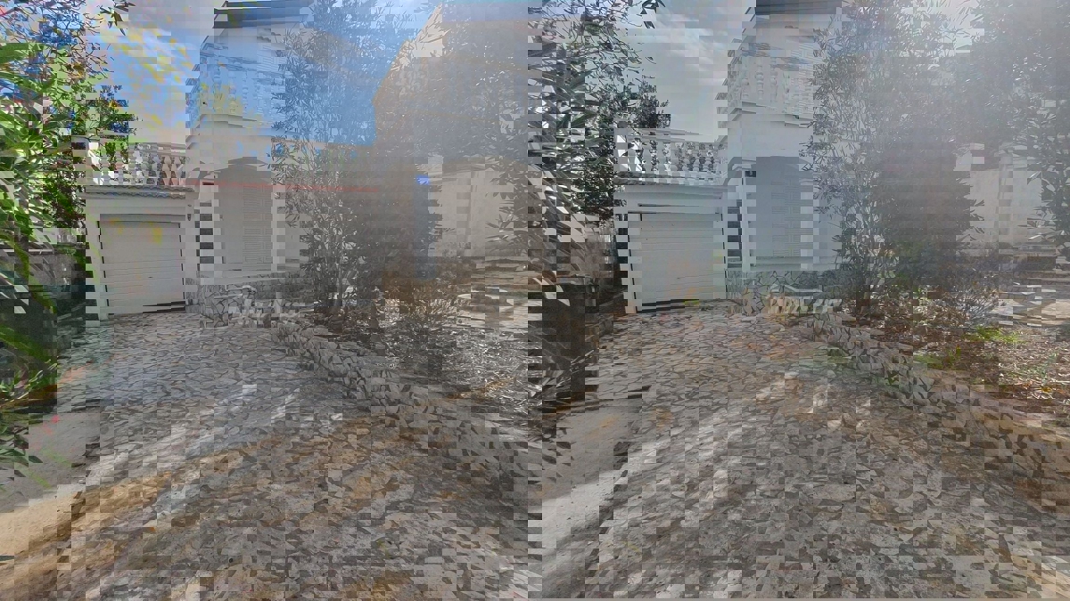 Proprietà familiare con un bel cortile e garage