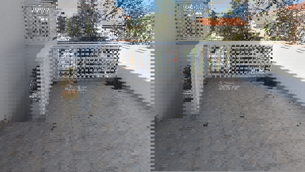 Proprietà familiare con un bel cortile e garage