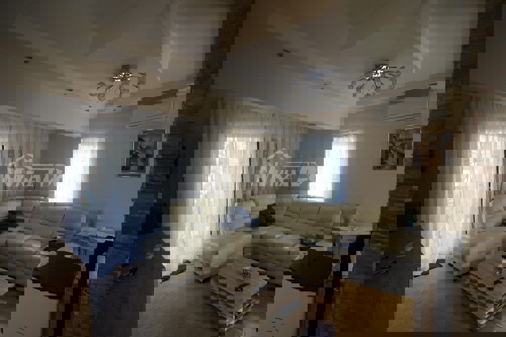 Proprietà di famiglia splendidamente arredata e tenuta, con garage.