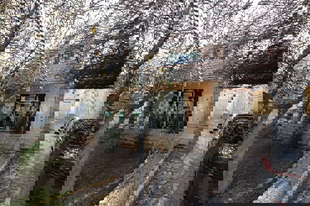 Proprietà di famiglia splendidamente arredata e tenuta, con garage.