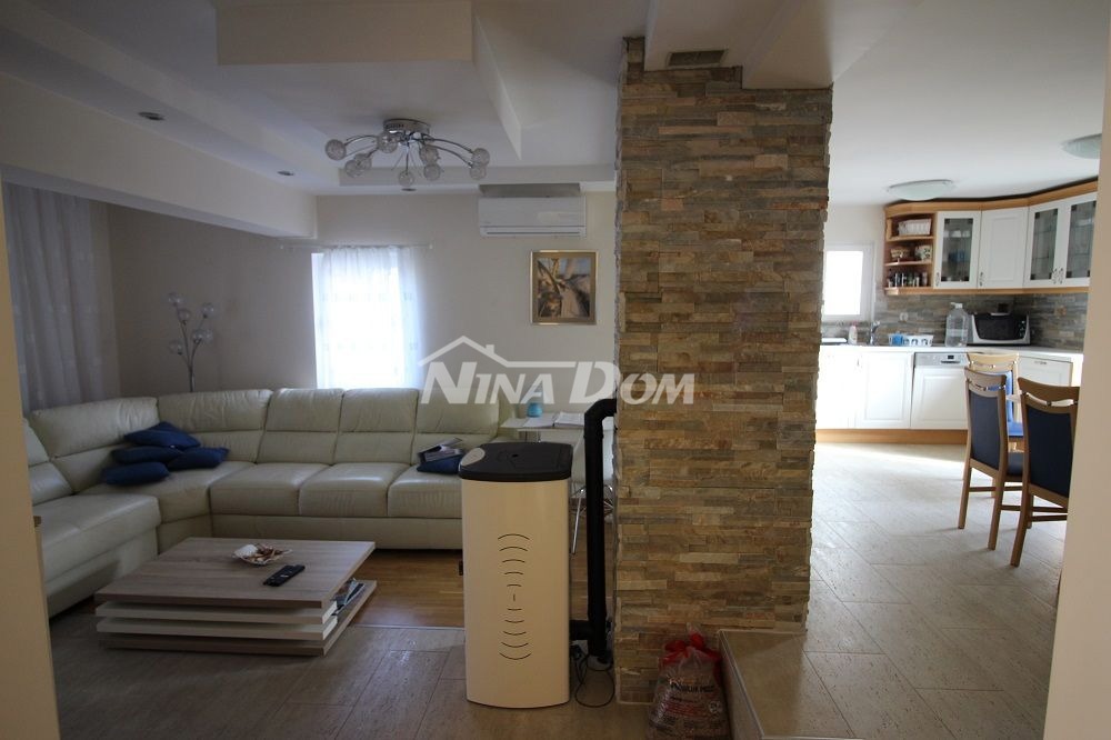 Proprietà di famiglia splendidamente arredata e tenuta, con garage.